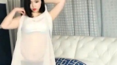 Korean teen camgirl twerks on bed