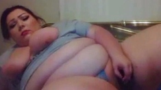BBW Girl Pleasures Herself on Webcam