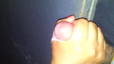 Svenska Hustruns Glory Hole Handjob