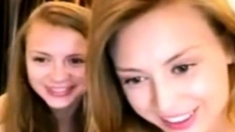 2 superbes soeurs s'amusent devant leur webcam